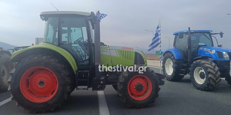 Αγρότες με τα τρακτέρ τους απέκλεισαν την Σερρών – Θεσσαλονίκης στο Στρυμονικό (φωτο)