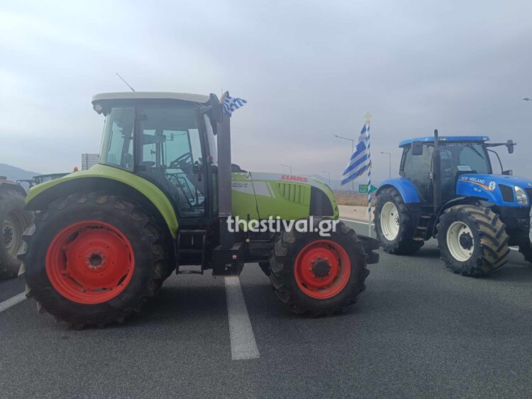 Αγρότες με τα τρακτέρ τους απέκλεισαν την Σερρών – Θεσσαλονίκης στο Στρυμονικό (φωτο)