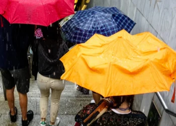 Καιρός: Ανεβαίνει ελαφρώς σήμερα η θερμοκρασία – Σε ποιες περιοχές θα σημειωθούν καταιγίδες