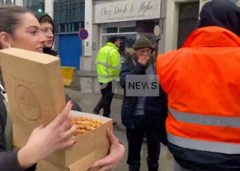 Βρυξέλλες: Ελληνικό καφέ κέρασε τυρόπιτες τους αγρότες που πολιορκούν το κοινοβούλιο