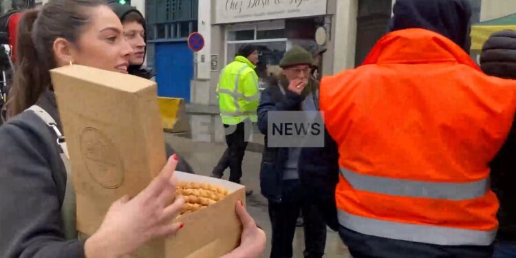 Βρυξέλλες: Ελληνικό καφέ κέρασε τυρόπιτες τους αγρότες που πολιορκούν το κοινοβούλιο