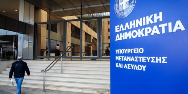 Τι προβλέπει το νέο νομοσχέδιο για τη νόμιμη μετανάστευση