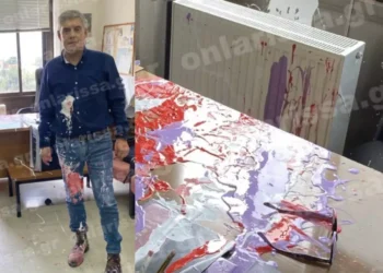 Ο Κώστας Αγοραστός δέχτηκε επίθεση με μπογιές: Εικόνες από το περιστατικό σε βάρος του πρώην Περιφερειάρχη Θεσσαλίας