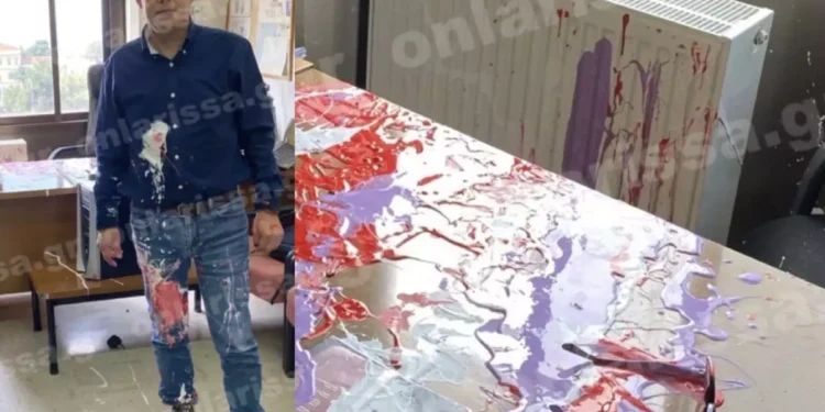 Ο Κώστας Αγοραστός δέχτηκε επίθεση με μπογιές: Εικόνες από το περιστατικό σε βάρος του πρώην Περιφερειάρχη Θεσσαλίας