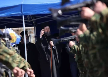 Θεσσαλονίκη – 25η Μαρτίου: Ο Μητροπολίτης Φιλόθεος αρνήθηκε τον «θρόνο» και επέλεξε να καθίσει σε πλαστική καρέκλα