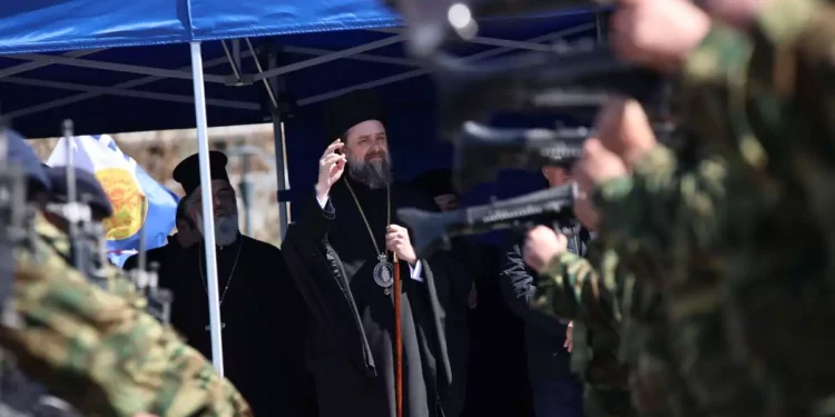 Θεσσαλονίκη – 25η Μαρτίου: Ο Μητροπολίτης Φιλόθεος αρνήθηκε τον «θρόνο» και επέλεξε να καθίσει σε πλαστική καρέκλα