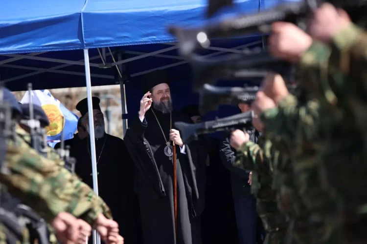 Θεσσαλονίκη – 25η Μαρτίου: Ο Μητροπολίτης Φιλόθεος αρνήθηκε τον «θρόνο» και επέλεξε να καθίσει σε πλαστική καρέκλα