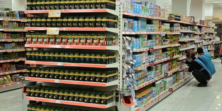 Ακρίβεια: Συνεχίζεται το «ράλι» ανατιμήσεων στα τρόφιμα, με «πρωταθλητές» το λάδι και τα φρούτα