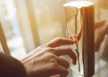 Λάρισα: Σταμάτησε την παροχή ρεύματος και εγκλώβισε τους διαρρήκτες μέσα στο ασανσέρ