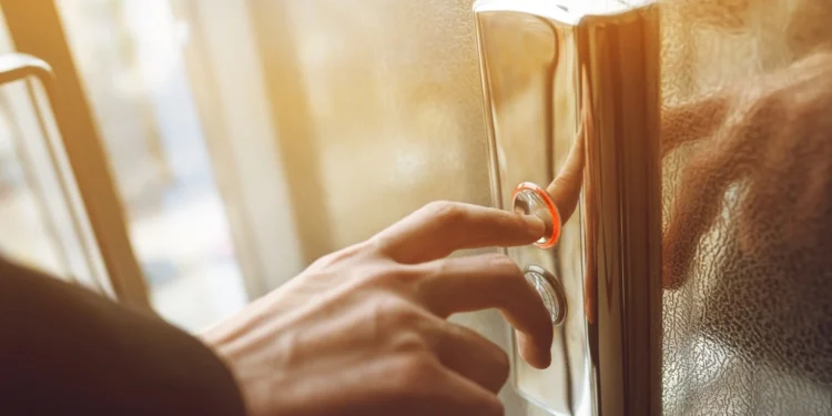 Λάρισα: Σταμάτησε την παροχή ρεύματος και εγκλώβισε τους διαρρήκτες μέσα στο ασανσέρ