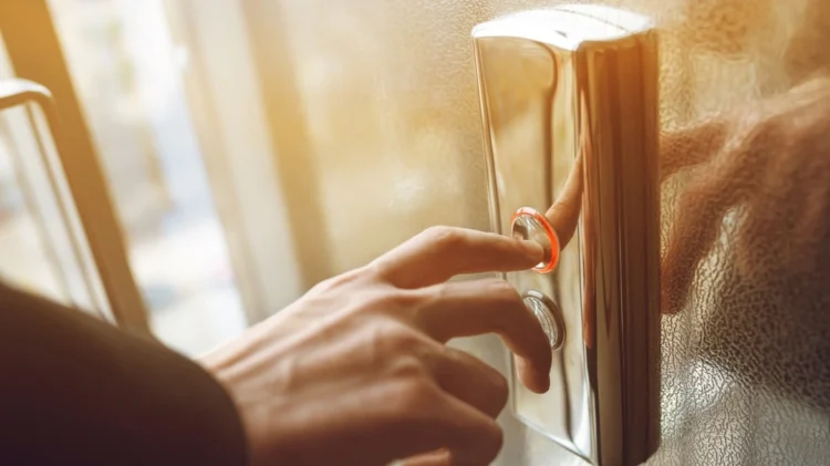 Λάρισα: Σταμάτησε την παροχή ρεύματος και εγκλώβισε τους διαρρήκτες μέσα στο ασανσέρ