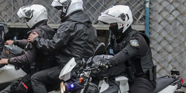 Κηφισιά: Χειροπέδες σε 4 άνδρες που άνοιγαν σπίτια – Συνελήφθησαν μετά από καταδίωξη με πυροβολισμό