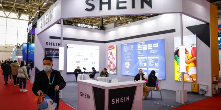 Ξεκίνησε ο «πόλεμος» με χαράτσι για τα φθηνά ρούχα της Shein και της Temu