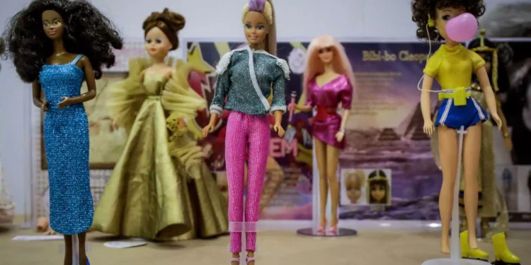 Barbie: Η πιο διάσημη κούκλα στον κόσμο γίνεται 65 ετών