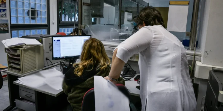 Ιδρύονται Υπηρεσίες Φορολογικής Εξυπηρέτησης – Ποιες ΔΟΥ ενοποιούνται σε Αττική και Θεσσαλονίκη