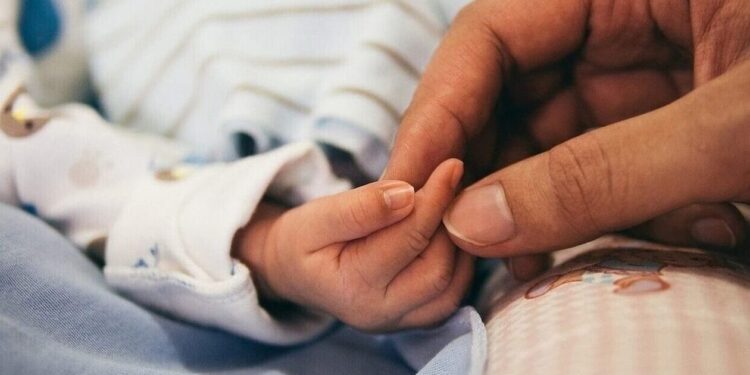 Επίδομα γέννησης: Πόσο αυξάνεται – Πώς καθορίζεται η ενίσχυση