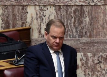 Στα χαρακώματα κυβέρνηση – αντιπολίτευση: Έφτασε η ώρα Καραμανλή
