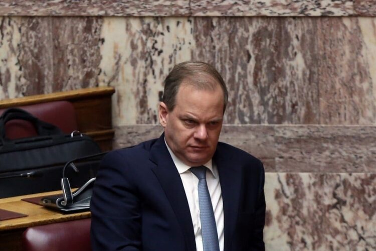 Στα χαρακώματα κυβέρνηση – αντιπολίτευση: Έφτασε η ώρα Καραμανλή