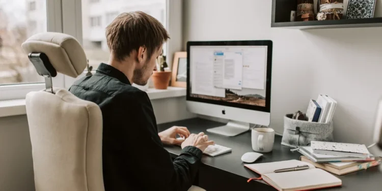 Ξαφνικός πονοκέφαλος: Αυξάνονται οι χρεώσεις για κινητή, σταθερή και internet