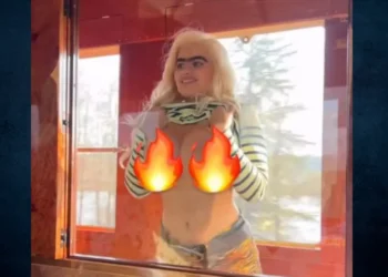 Σοφία Χατζηπαντελή: Η προκλητική κίνησή της μέσα σε τρένο – Σήκωσε την μπλούζα της και έδειξε το στήθος της