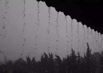 Καιρός: Βούλιαξε από τη βροχή η Πιερία, χαλάζι στα Τρίκαλα – Επικαιροποιήθηκε το έκτακτο δελτίο