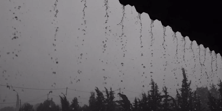 Καιρός: Βούλιαξε από τη βροχή η Πιερία, χαλάζι στα Τρίκαλα – Επικαιροποιήθηκε το έκτακτο δελτίο