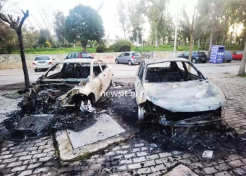 Πανεπιστημιούπολη: Σοβαρά επεισόδια με μολότοφ και φωτοβολίδες ευθείας βολής – Κάηκαν αυτοκίνητα