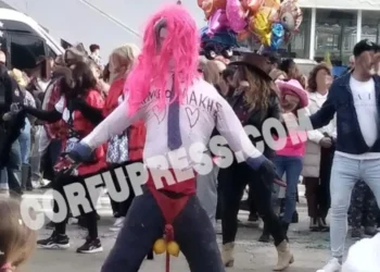 Ομοφοβικό κρεσέντο σε καρναβάλι στην Κέρκυρα: Έκαναν καρνάβαλο τον Κασσελάκη με εσώρουχα και βαμμένα χείλια