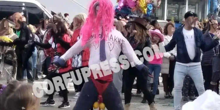Ομοφοβικό κρεσέντο σε καρναβάλι στην Κέρκυρα: Έκαναν καρνάβαλο τον Κασσελάκη με εσώρουχα και βαμμένα χείλια