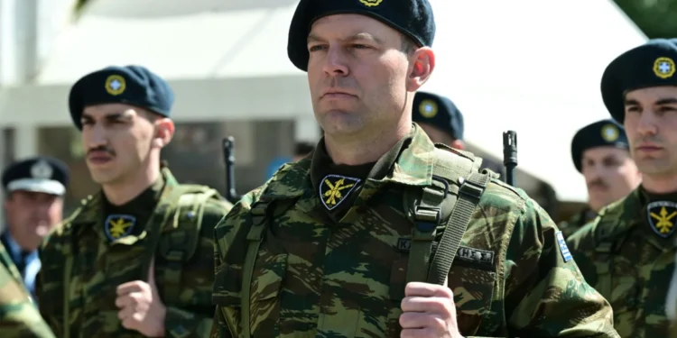 25η Μαρτίου – Κασσελάκης: Παρήλασε με άγημα στη Θήβα – Δείτε βίντεο και φωτογραφίες