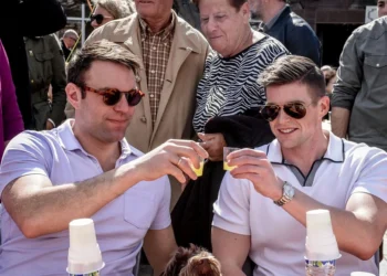 O Στέφανος Κασσελάκης στην Αργολίδα για την ετήσια γιορτή μανταρινιού – Τον συνόδευε ο σύζυγός του Τάιλερ Μακμπέθ