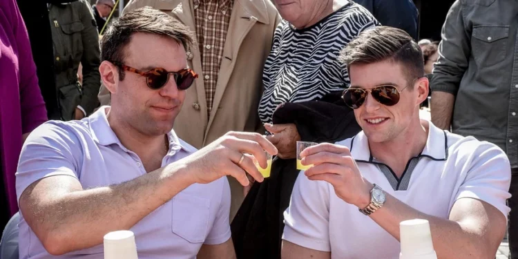 O Στέφανος Κασσελάκης στην Αργολίδα για την ετήσια γιορτή μανταρινιού – Τον συνόδευε ο σύζυγός του Τάιλερ Μακμπέθ