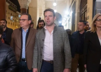 Θεσσαλονίκη: Κουκουλοφόροι επιτέθηκαν φραστικά στον Κασσελάκη, χτύπησαν με κράνος αστυνομικό [βίντεο]