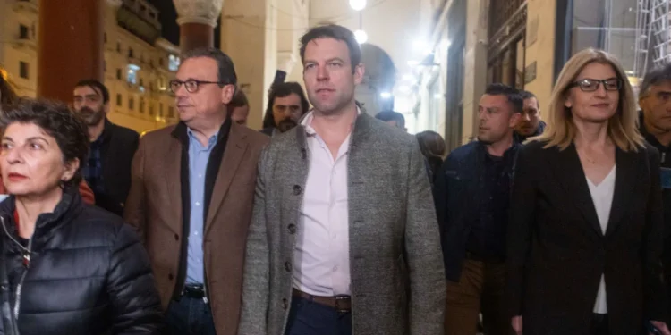 Θεσσαλονίκη: Κουκουλοφόροι επιτέθηκαν φραστικά στον Κασσελάκη, χτύπησαν με κράνος αστυνομικό [βίντεο]