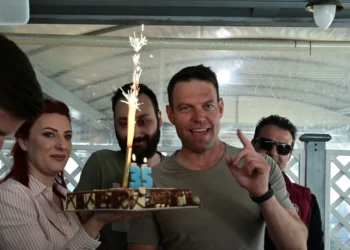 Κασσελάκης: «Συν ένα παιδιά» – Λάθος νούμερο στα κεράκια της τούρτας για τα γενέθλιά του – Βίντεο