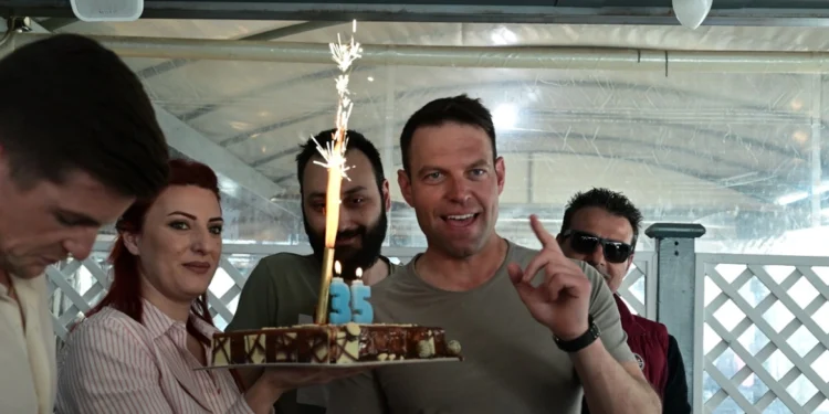 Κασσελάκης: «Συν ένα παιδιά» – Λάθος νούμερο στα κεράκια της τούρτας για τα γενέθλιά του – Βίντεο