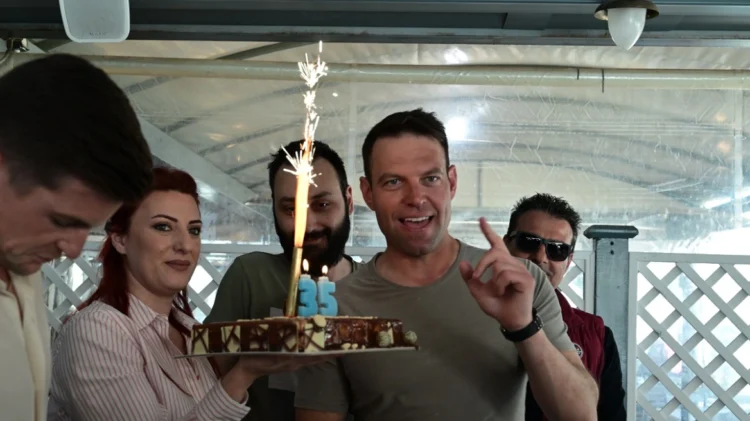 Κασσελάκης: «Συν ένα παιδιά» – Λάθος νούμερο στα κεράκια της τούρτας για τα γενέθλιά του – Βίντεο