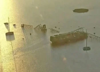 Σκηνικό Αποκάλυψης μετά την κατάρρευση της γέφυρας στη Βαλτιμόρη, αδιανόητες εικόνες – Ψάχνουν 7 άτομα στο νερό