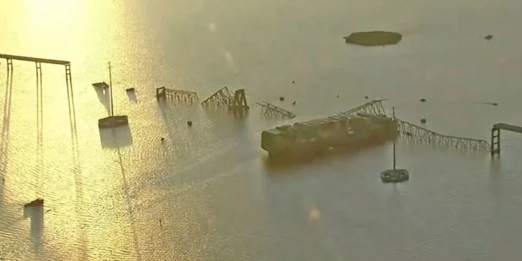 Σκηνικό Αποκάλυψης μετά την κατάρρευση της γέφυρας στη Βαλτιμόρη, αδιανόητες εικόνες – Ψάχνουν 7 άτομα στο νερό