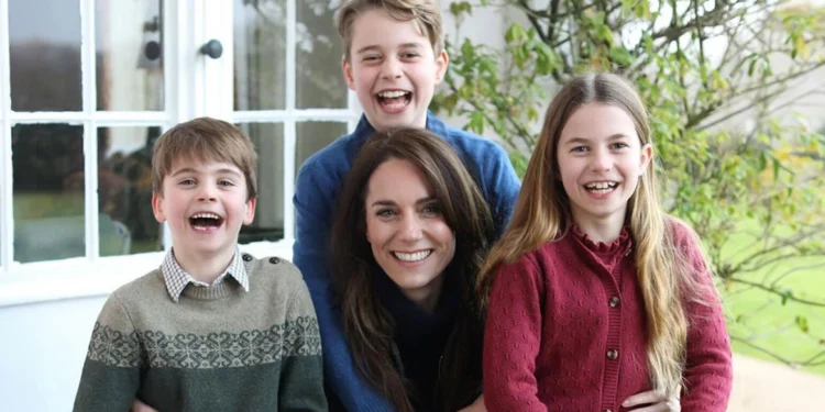 Νέα φωτογραφία της Κέιτ με τον Ουίλιαμ – Το Παλάτι αρνείται να δώσει στη δημοσιότητα την αυθεντική εικόνα της με τα παιδιά