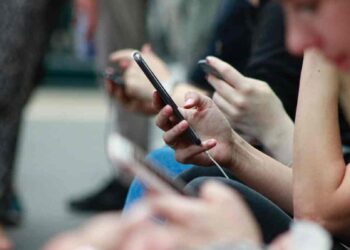 Κινητά στα σχολεία τέλος: Η εγκύκλιος και οι ποινές για τους μαθητές