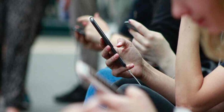 Κινητά στα σχολεία τέλος: Η εγκύκλιος και οι ποινές για τους μαθητές