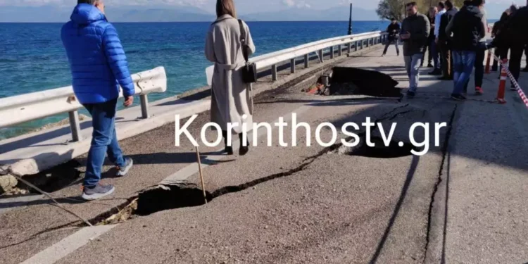 Ξυλόκαστρο: Η γη «κατάπιε» κομμάτι της παλαιάς Εθνικής Οδού Κορίνθου – Πατρών