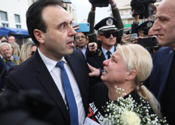 Λάρισα: Η μητέρα της Κλαούντια Λάτα που χάθηκε στα Τέμπη δάκρυσε στην αγκαλιά του Παπαστεργίου