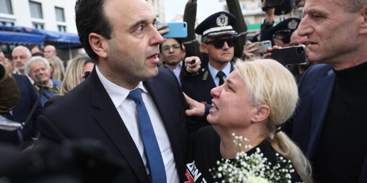 Λάρισα: Η μητέρα της Κλαούντια Λάτα που χάθηκε στα Τέμπη δάκρυσε στην αγκαλιά του Παπαστεργίου