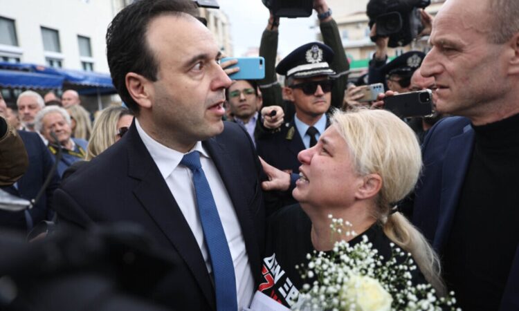 Λάρισα: Η μητέρα της Κλαούντια Λάτα που χάθηκε στα Τέμπη δάκρυσε στην αγκαλιά του Παπαστεργίου