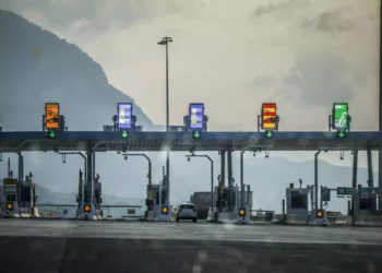 Αχαΐα: Τροχαίο στα διόδια του Ρίου – Αυτοκίνητο «καρφώθηκε» πάνω στο σταθμό