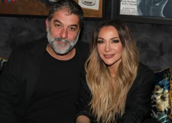 Βασίλης Μπισμπίκης: Στο νοσοκομείο ο ηθοποιός – Στο πλευρό του η Δέσποινα Βανδή