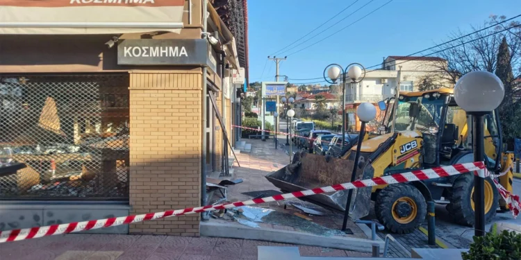 Διαρρήκτες μπούκαραν με μπουλντόζα σε κοσμηματοπωλείο στο Καπανδρίτι