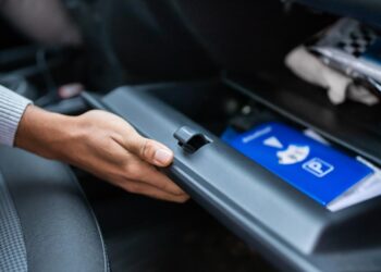 Πρόστιμο 400 ευρώ για χιλιάδες οδηγούς -Γιατί πρέπει να κοιτάξεις το ντουλαπάκι του αυτοκινήτου